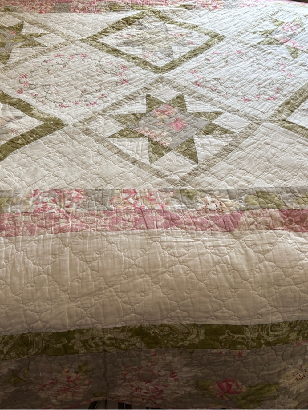 Martha Stewart Oversized Floral Quilt Twin/Extra-Long /Spring Pink & Sage - Picture 4 of 11